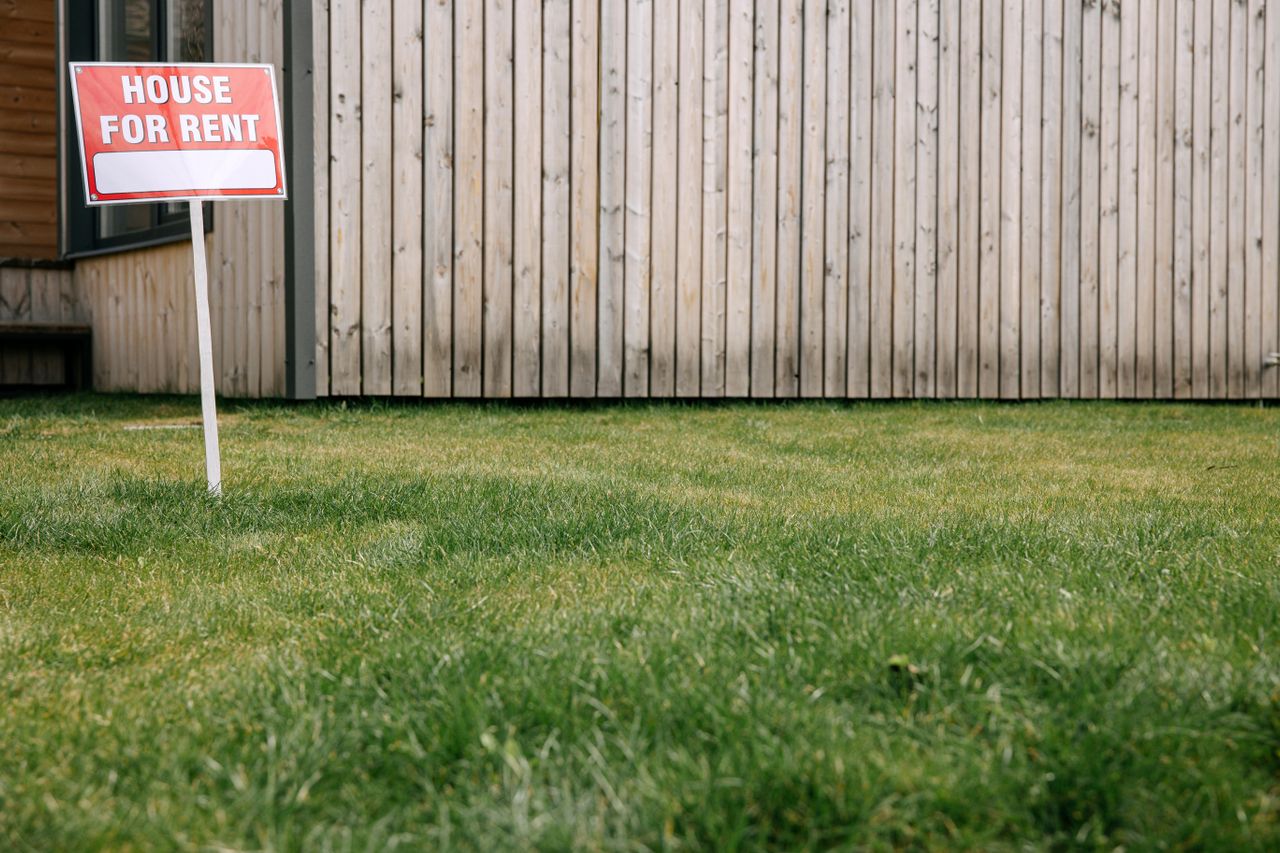 house with for rent sign